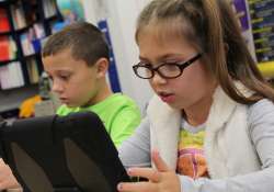 Gyerekkel a digitális világban – Ingyenes e-learning tananyag szülőknek